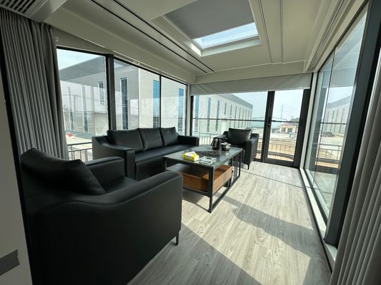 Hotel de cápsulas espaciales de colores multifunción personalizada para contenedores pequeños dormitorio hotel modular casa de vacaciones