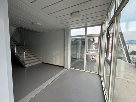 Estable 20 40ft panel de sándwich Casa de contenedores de paquete plano para oficinas Apartamento Instalación rápida y vida útil 15 -25 años
