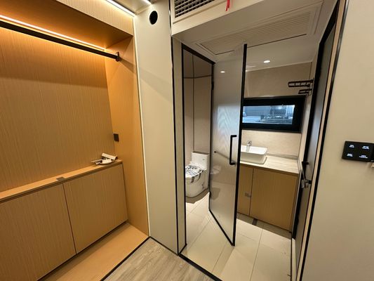 Diseño Gráfico Hoteles modernos con cápsulas espaciales y contenedores modernos expandibles