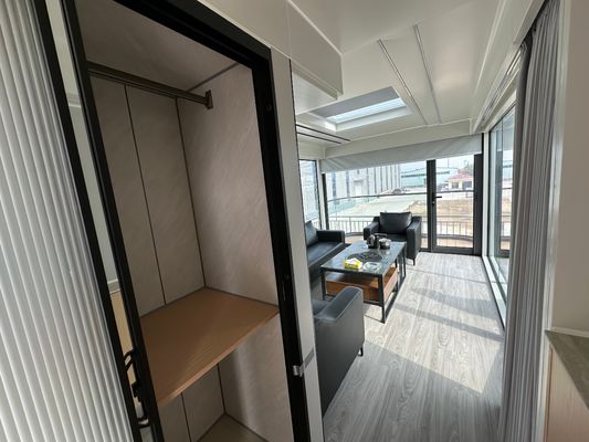 Diseño Gráfico Hoteles modernos con cápsulas espaciales y contenedores modernos expandibles