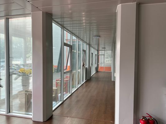 Cuarto portátil Función al aire libre Tamaños múltiples Casa de contenedores prefabricada con baño para escapadas al aire libre