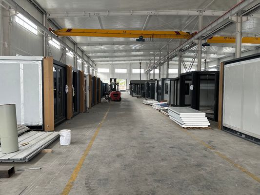 Casa de contenedores expandible Panel de sandwich de acero prefabricado de 20 pies 40 pies con ventana de aluminio