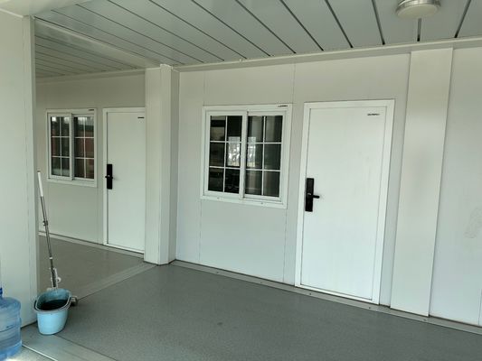 Diseño moderno 20ft 40ft Casa de contenedores al aire libre con baño y baño Panel de sándwich opcional