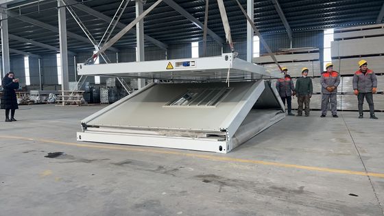 Casa de contenedores plegable con paredes y techo opcionales de paneles sandwich