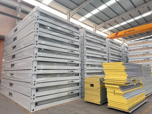 Envío de contenedores Panel de sandwich de estructura de acero galvanizado 40 pies Casas de contenedores móviles prefabricadas para oficinas al aire libre