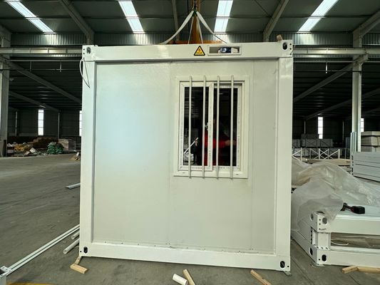Buena prefabricada Cuadro de acero ligero Puerta de seguridad Panel de sándwich de lana de roca aislamiento térmico impermeable Casa de contenedores opcional