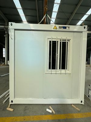 Buena prefabricada Cuadro de acero ligero Puerta de seguridad Panel de sándwich de lana de roca aislamiento térmico impermeable Casa de contenedores opcional