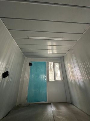 Panel de sandwich de electricidad estándar local Cuadro de acero plegable de 40 pies Casa de contenedores de envío con baño y ducha