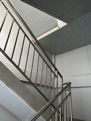 Casa prefabricada a prueba de huracanes Contenedor de paquete plano Oficina de hogar Vivienda Casa pequeña en Grecia con electricidad estándar local