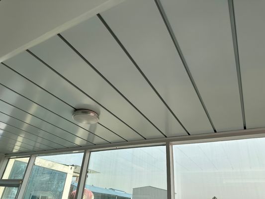 Casa de contenedores prefabricada portátil de 20 pies / 40 pies personalizada para vivienda a prueba de huracanes con 2 dormitorios
