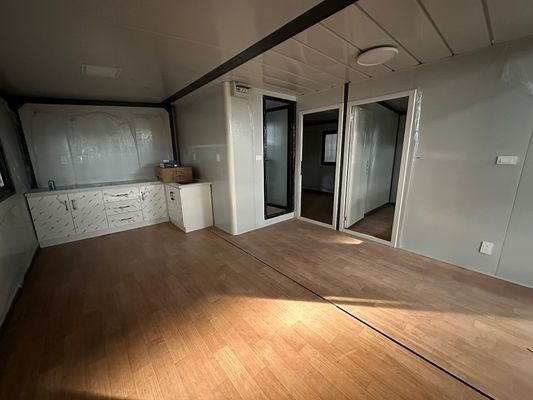 Casa de contenedores expandible de 20 pies con cocina de diseño moderno totalmente amueblada con 2 dormitorios
