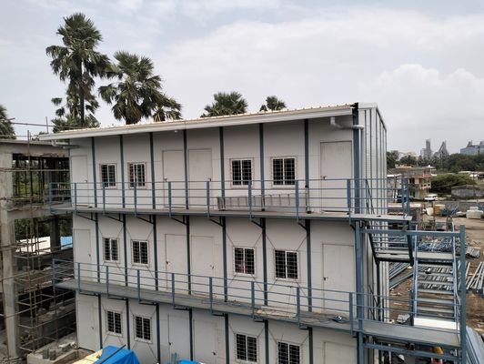 Casa prefabricada pequeña en ruedas lista para el envío con marco de estructura de acero ligero y 50/75/100mm Wave Sandwich Panel Pared