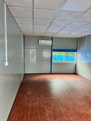 Baja en carbono Prefabricado Casa de aves de corral Panel de sándwich 20 pies Casas de acero Casa prefabricada de aluminio Ventana