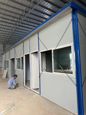 Baja en carbono Prefabricado Casa de aves de corral Panel de sándwich 20 pies Casas de acero Casa prefabricada de aluminio Ventana