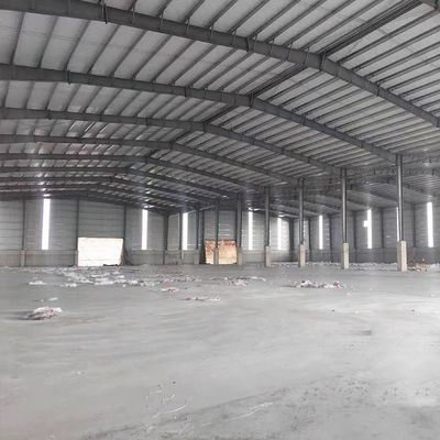 Edificio de almacén prefabricado de acero fácil de instalar por fuente con estructura e instalación de puertas de acero