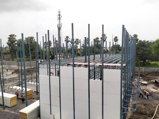 Casa prefabricada de importación contemporánea con energía solar y puerta de seguridad de acero