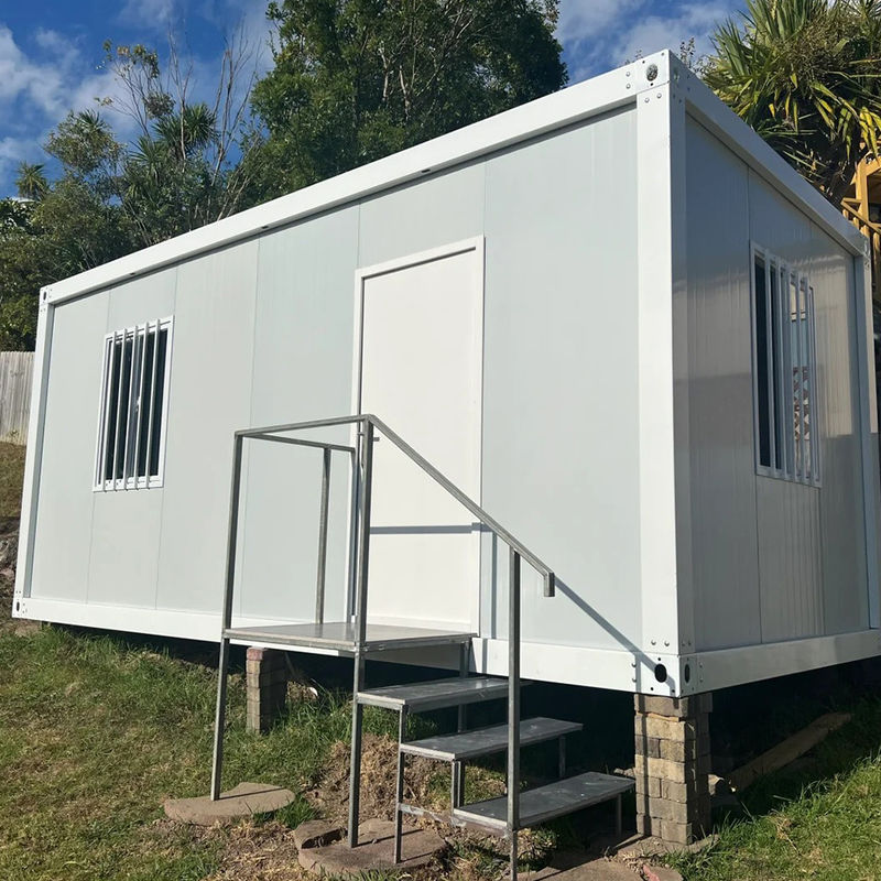 Casa de contenedores desmontable con puerta de seguridad y electricidad estándar local